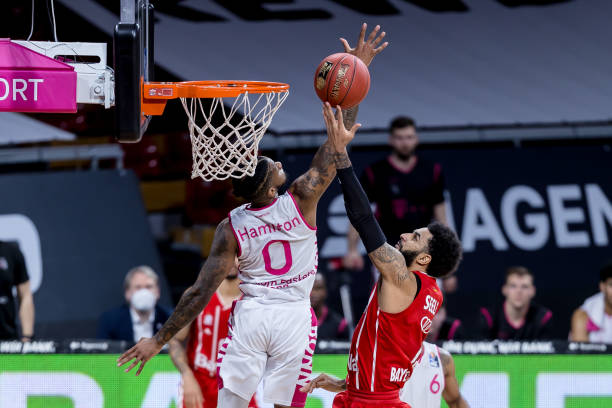 赛展现各自 赛展现各自