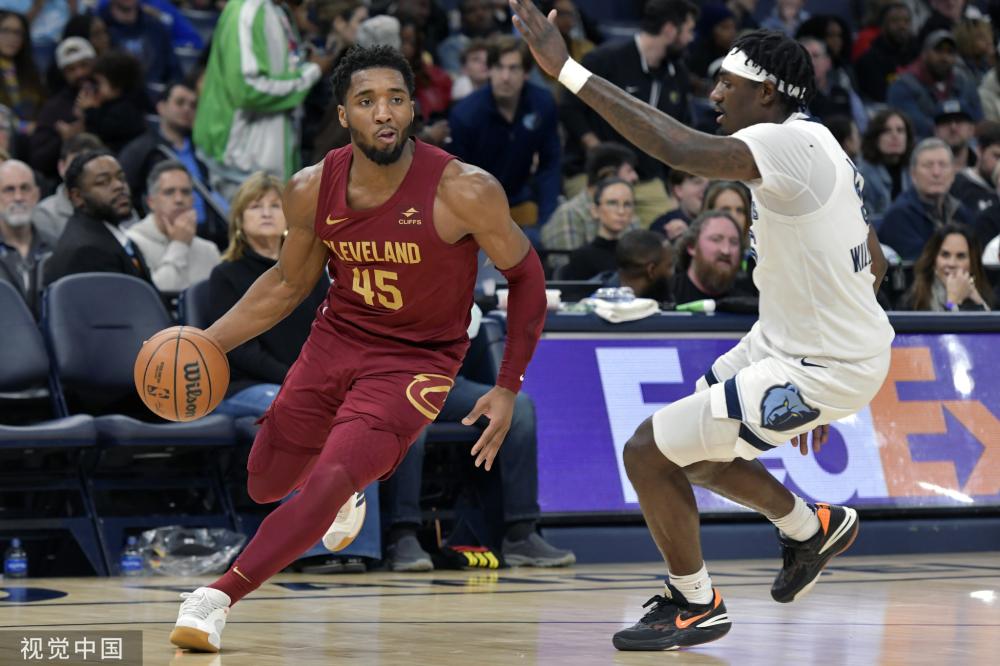 李观洋社媒晒与小卡同场竞技视频：很难描述他张开手防守时多夸张