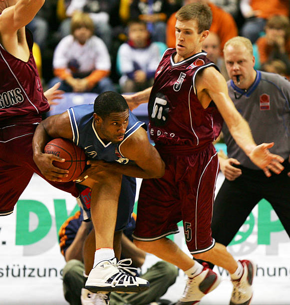 莱万本赛季前11场已打入12球，创巴萨生涯同期新高